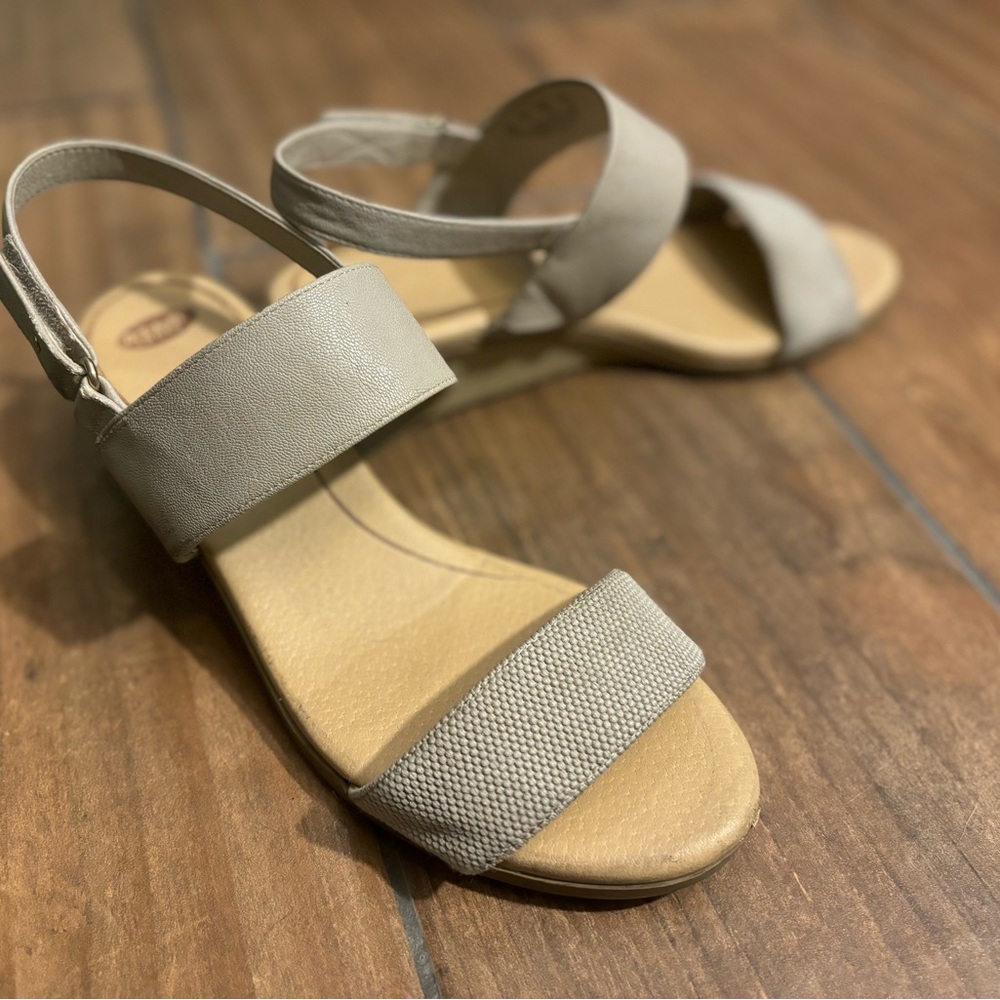 Dr. Scholl’s cloud foam strappy sandals